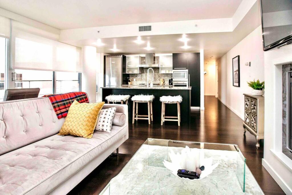 Victoria'S Best Location 2 Bedroom Luxe Condo Bagian luar foto