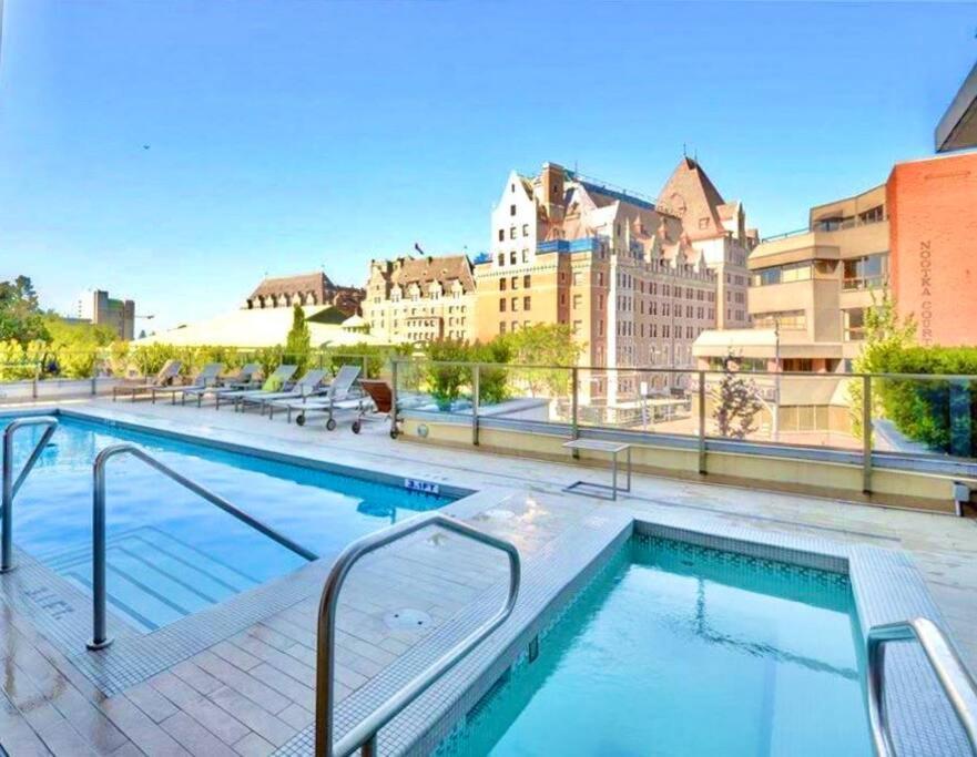 Victoria'S Best Location 2 Bedroom Luxe Condo Bagian luar foto