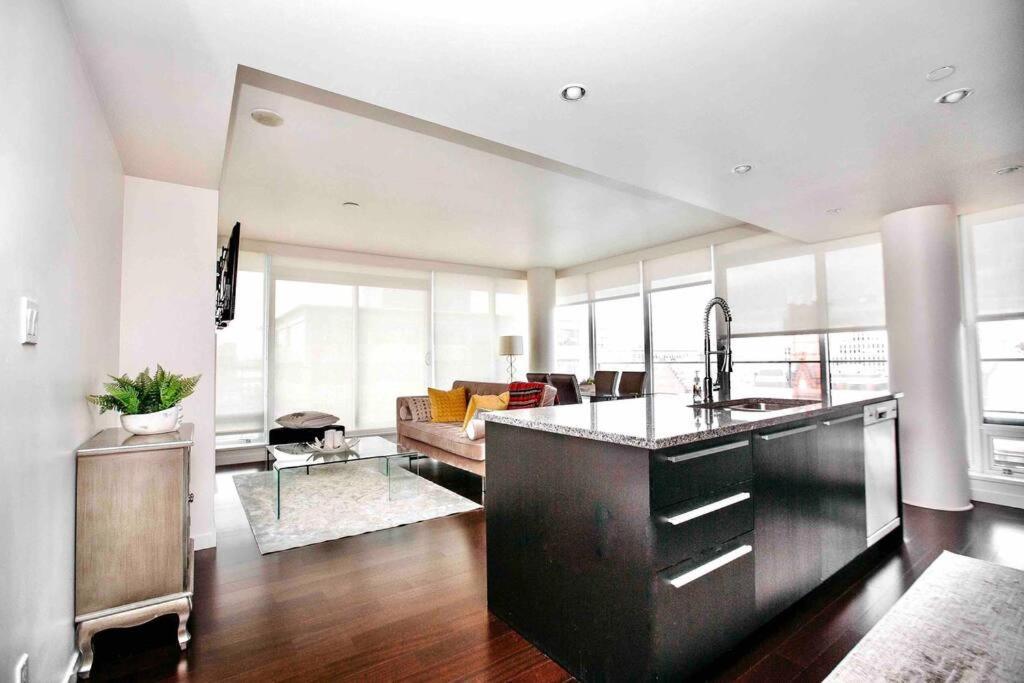 Victoria'S Best Location 2 Bedroom Luxe Condo Bagian luar foto