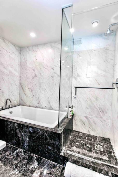 Victoria'S Best Location 2 Bedroom Luxe Condo Bagian luar foto
