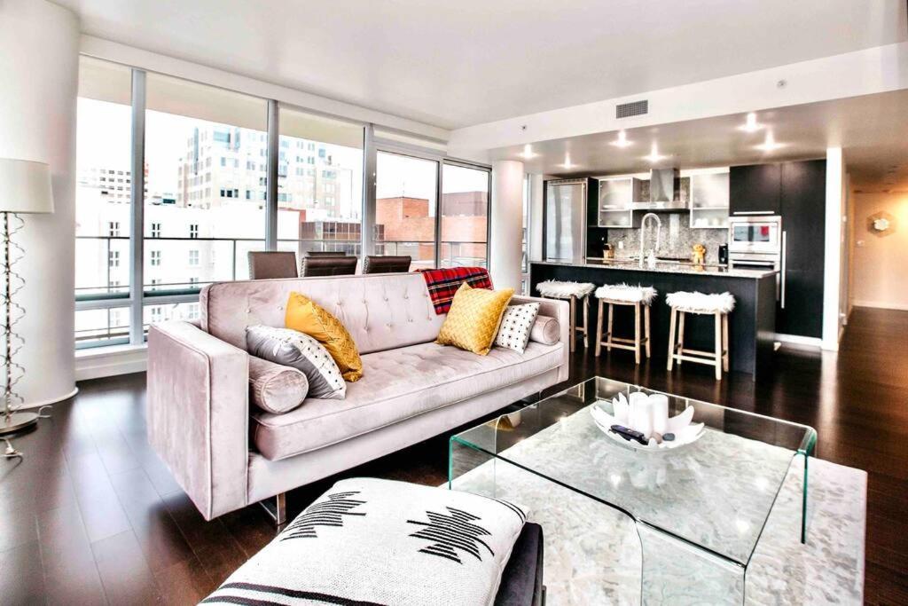 Victoria'S Best Location 2 Bedroom Luxe Condo Bagian luar foto