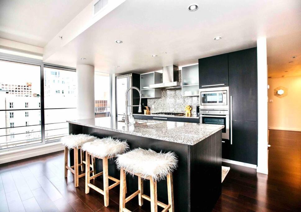 Victoria'S Best Location 2 Bedroom Luxe Condo Bagian luar foto