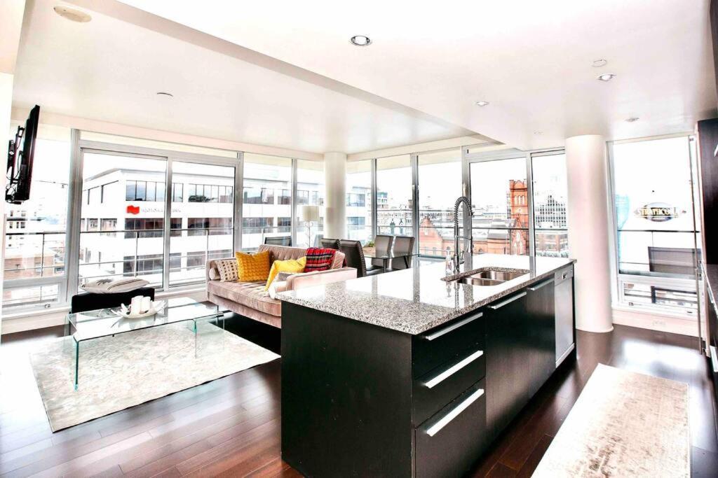 Victoria'S Best Location 2 Bedroom Luxe Condo Bagian luar foto