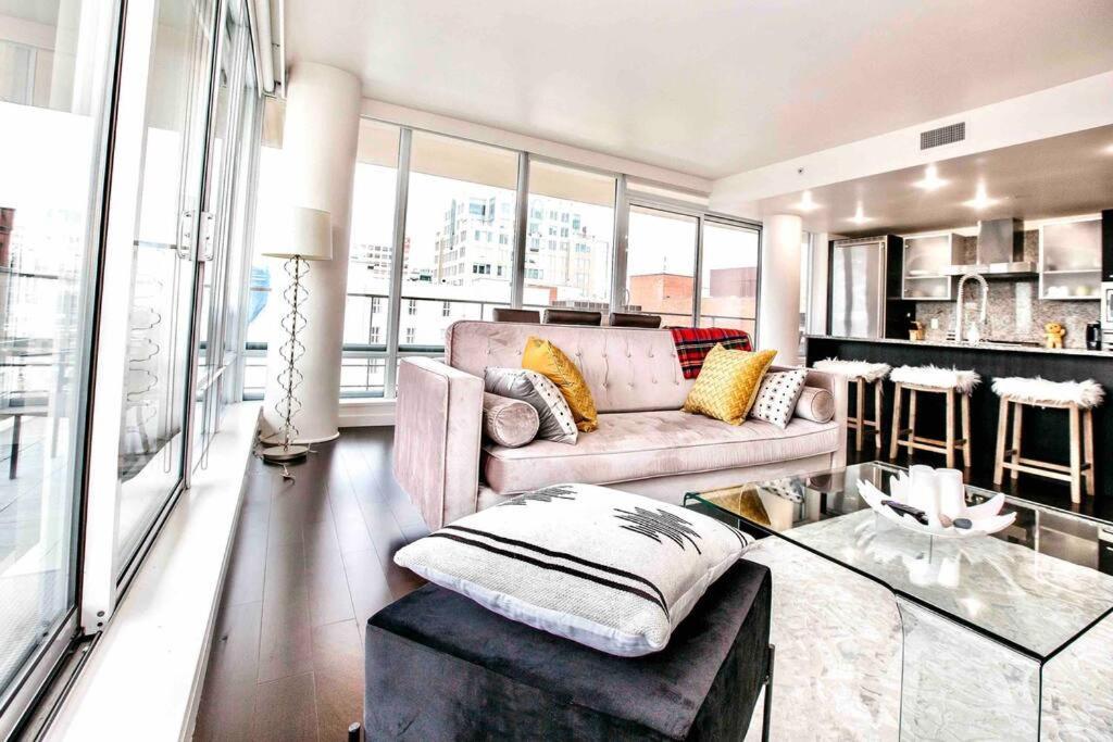 Victoria'S Best Location 2 Bedroom Luxe Condo Bagian luar foto