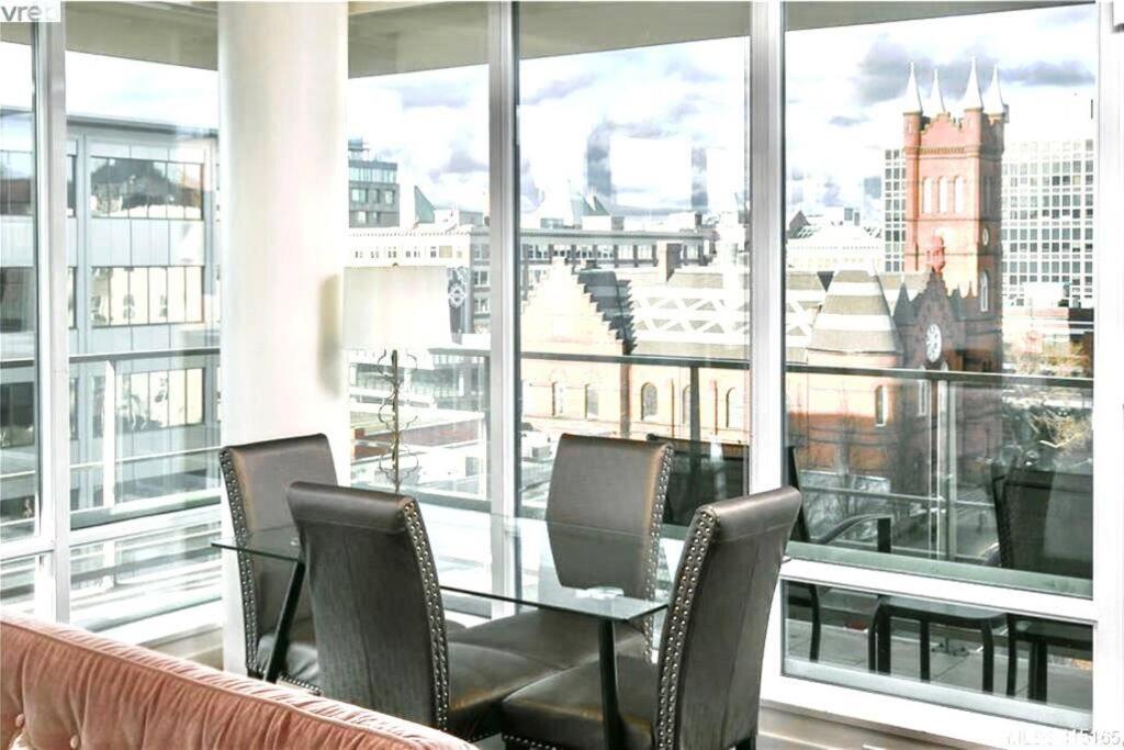 Victoria'S Best Location 2 Bedroom Luxe Condo Bagian luar foto