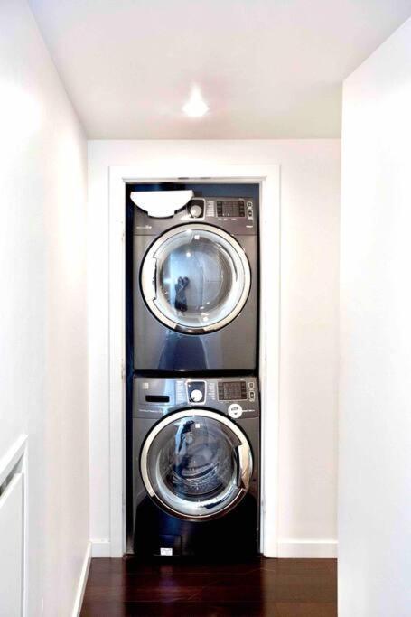 Victoria'S Best Location 2 Bedroom Luxe Condo Bagian luar foto