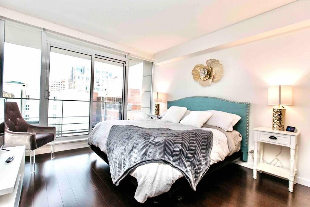 Victoria'S Best Location 2 Bedroom Luxe Condo Bagian luar foto