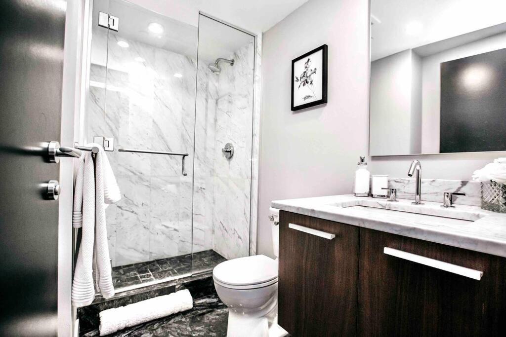 Victoria'S Best Location 2 Bedroom Luxe Condo Bagian luar foto