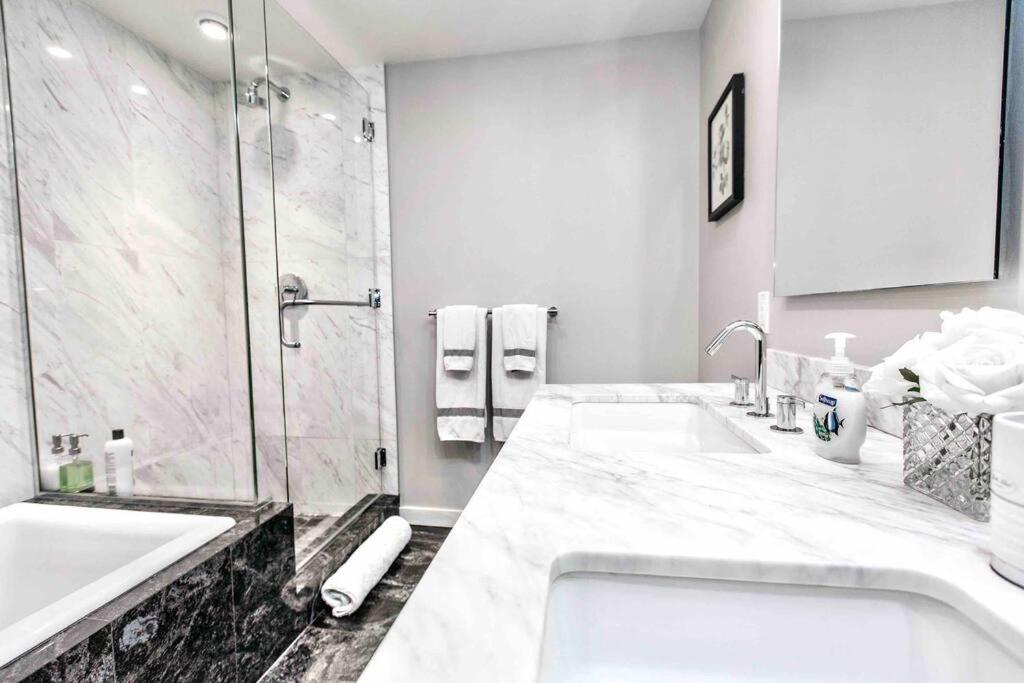 Victoria'S Best Location 2 Bedroom Luxe Condo Bagian luar foto