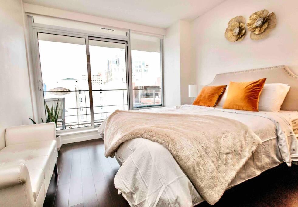 Victoria'S Best Location 2 Bedroom Luxe Condo Bagian luar foto