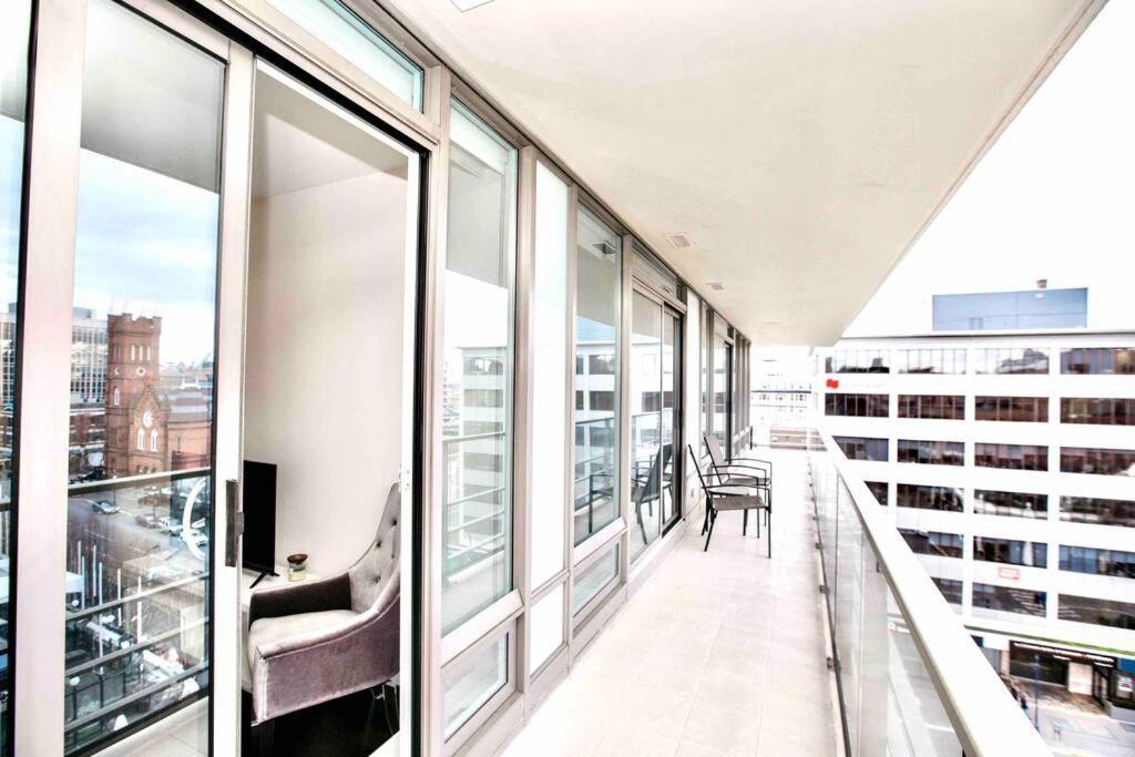 Victoria'S Best Location 2 Bedroom Luxe Condo Bagian luar foto