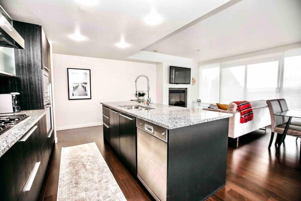 Victoria'S Best Location 2 Bedroom Luxe Condo Bagian luar foto