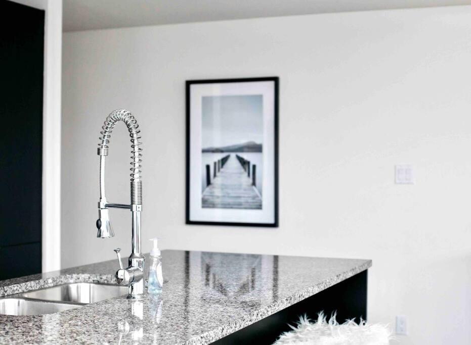 Victoria'S Best Location 2 Bedroom Luxe Condo Bagian luar foto
